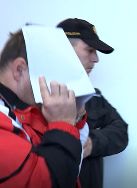 Pred súd sa postavil teniskový fantóm. Biele topánky žien si mal vyberať zámerne