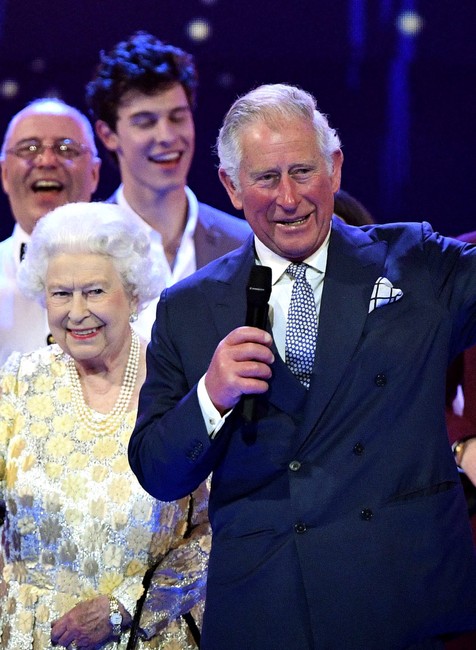 Princ Charles zaspieval matke