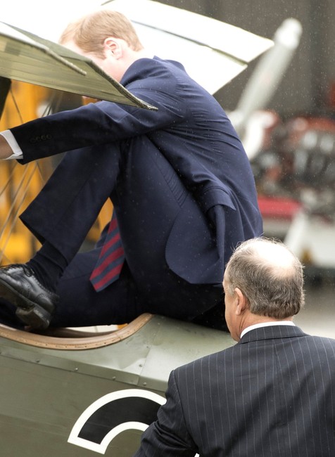 Princ William nastupuje do lietadla