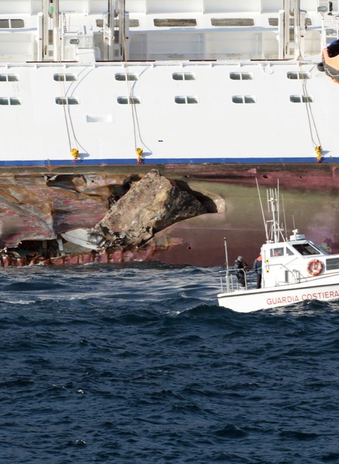Costa Concordia_loď naklonená nabok_havária