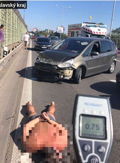 Vypil si a na diaľnici nabúral. Po nehode šoféroval ďalej aj s deťmi v aute