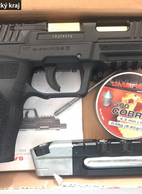 Mladý vodič sa nechcel dať predbehnúť, reagoval výstrelmi zo zbrane 