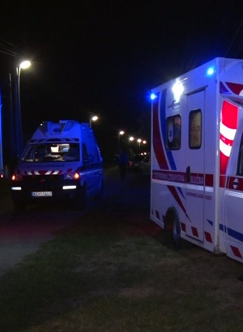 Záchranka a hasiči pri požiari