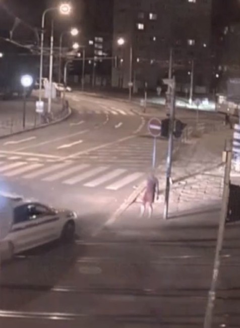 Iba 18-ročné dievča okradlo na zastávke muža. Úlovok si schovala do podprsenky