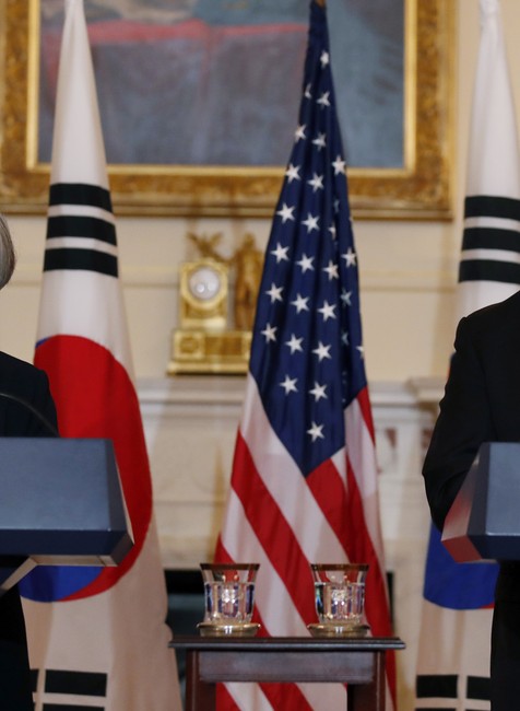 Minister zahraničia Pompeo a  ministerka Kang Kjong-wha 