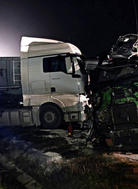 Dialnica R1 nehoda kamionov1