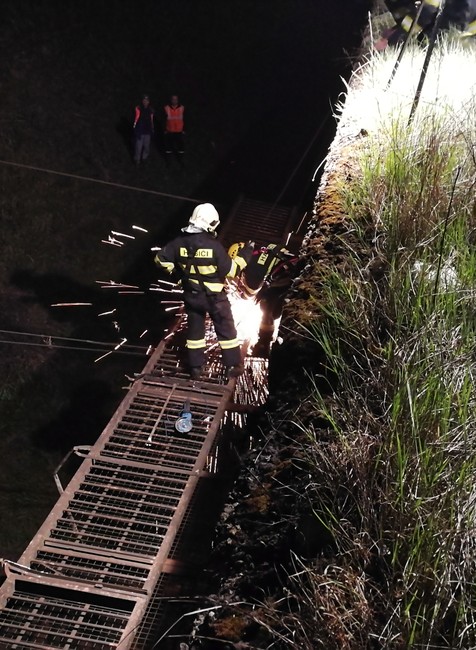 Na trolejové vedenie sa zrútilo zábradlie