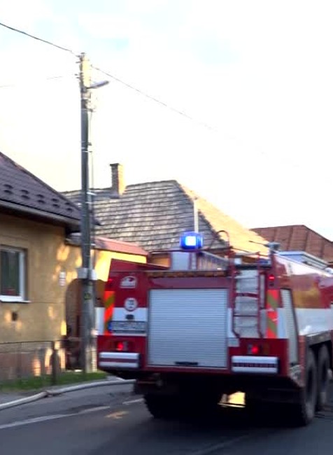 [multi] Obrovský požiar zachvátil hospodárske budovy. Majiteľa s popáleninami previezli do nemocnice 3434