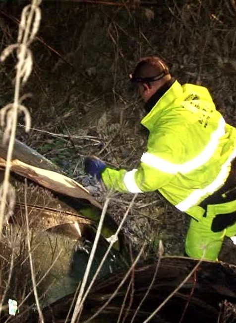 Mladý Zvolenčan podcenil šmykľavé cesty. S autom skončil v ľadovej vode potoka