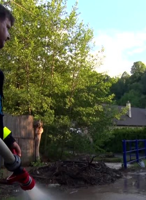 [multi] V dedine vôbec nepršalo a náhle sa na ňu valila záplavová vlna z búrky, ktorá bola na inom mieste 1152