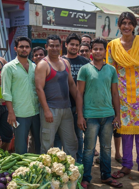 Karan Singh s matkou a normálne vysokými mužmi