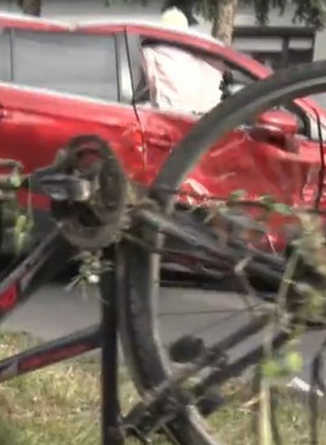 Zrážka dodávky, osobného auta a cyklistu.