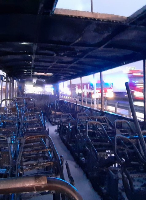 Na diaľnici D1 v Prahe zhorel do tla autobus