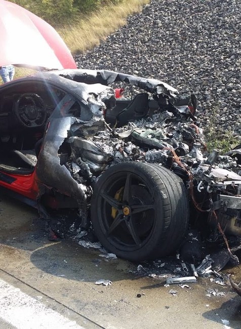 Ferrari začalo horieť počas jazdy 