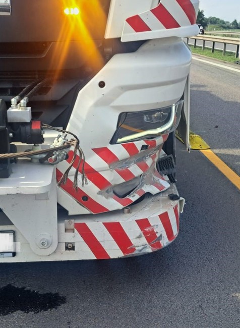 Prevrátený autobus na R1 (1)