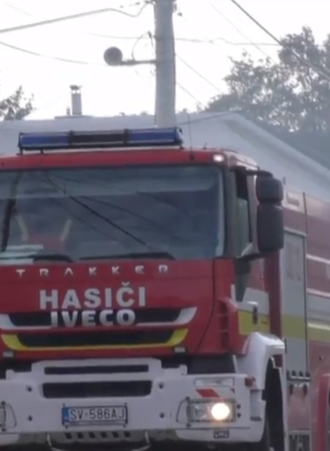 Strecha v plameňoch: Pomoc hasičov z okolia Sniny potreboval ich vlastný kolega 