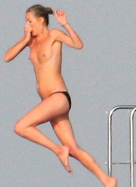 Supermodelka Kate Moss skáče z jachty hore bez