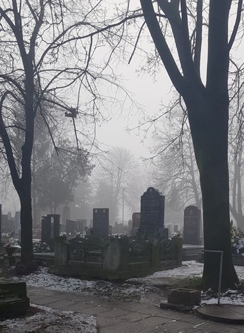 Z hrobov kradol medené vázy