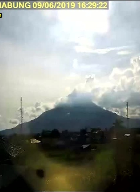 [multi] VIDEO: V Indonézii vybuchla sopka. Chrlila popol až do výšky 7 kilometrov 2827