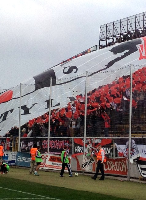 Futbalový zápas Spartak Trnava - Slovan Bratislava dym zábavná pyrotechnika