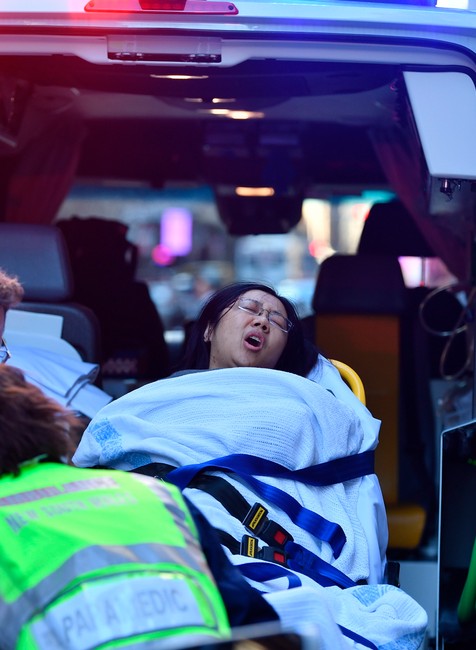 Útočník pobodal ženu a na ulici kričal Allah akbar. Okoloidúci ho zneškodnili prepravkami na mlieko