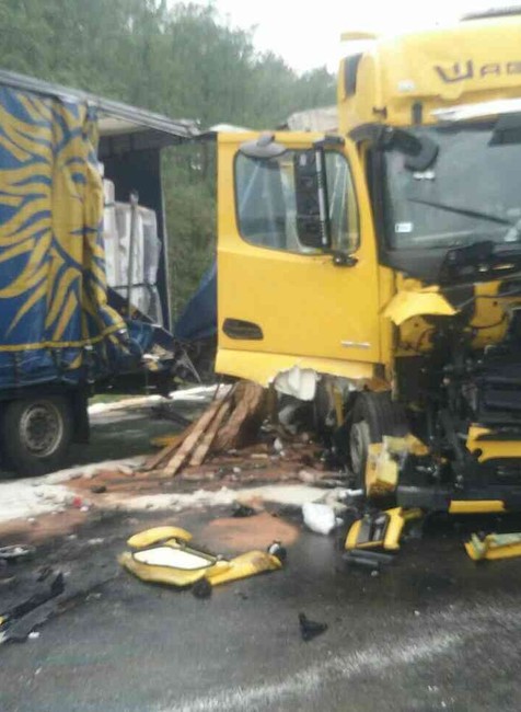 nehoda D2 kamióny 5