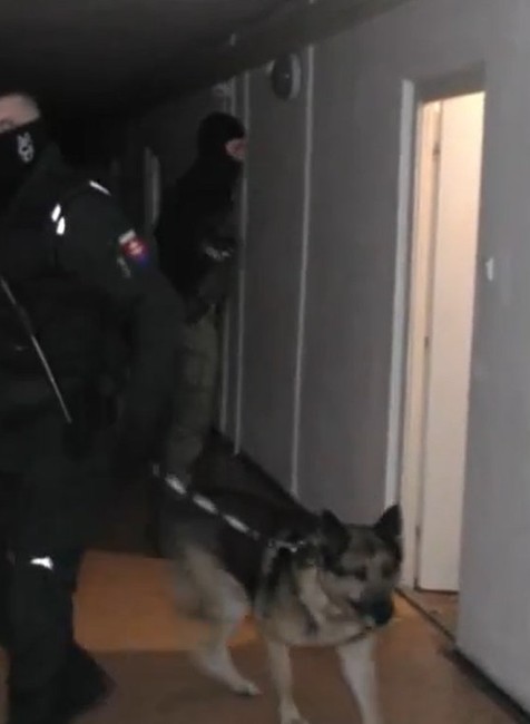 Policajná razia v bytovke