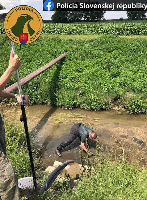 Zásah polície v obci Podhájska. Má ísť o enviro-kriminalitu 