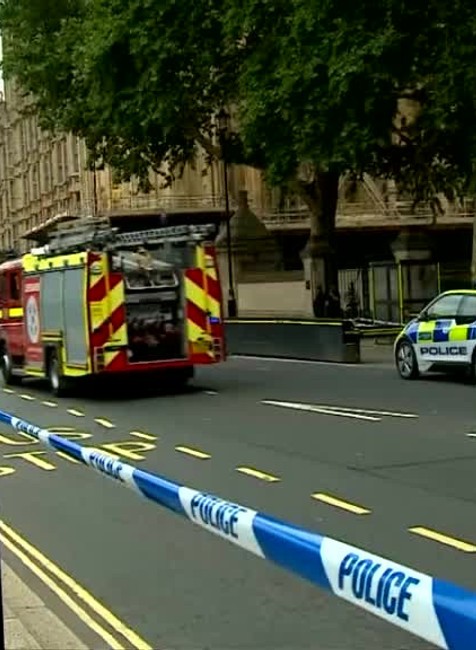 Muž vrazil autom do bariér UK6363