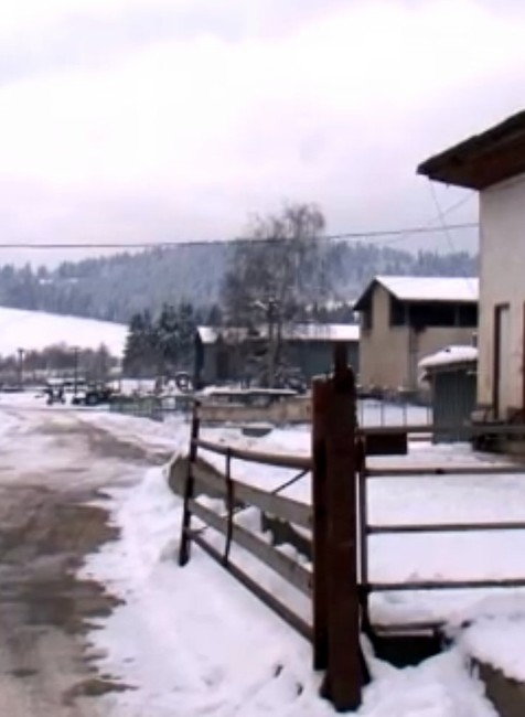 Taxikárovi išlo o život. Zbitého ho nechali ležať v snehu a podpálili mu auto