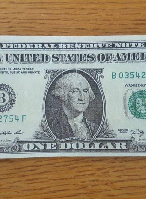 Stovky dolárov chcel zameniť za eurobankovky. Sfalšoval ich príliš nápadne