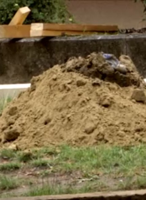 Hasiči a banskí záchranári už viac ako 40 hodín zachraňujú muža, ktorí spadol do studne