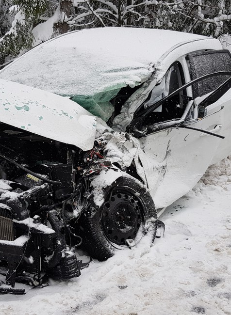 Hasiči zasahujú pri čelnej zrážke. Auto sa zrazilo s autobusom plným detí