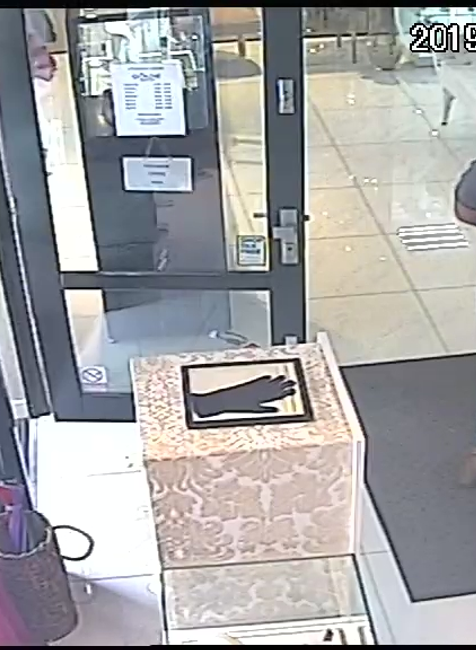 Polícia pátra po dvoch mužoch. Ukradli šperky za desiatky tisíc eur