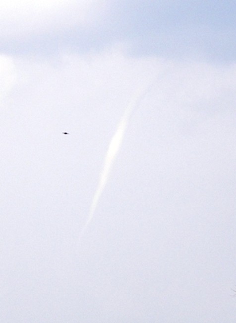 Dnes okolo 17:00 hod. sa mi podarilo nafotiť z mestskej časti Nový Svet, mesto Šurany smerom na Nitru vznikajúce tornádo, tzv. trombu. Vydržala cca. 5 min. 