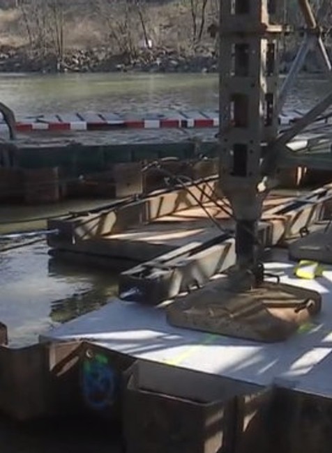 Stavajú v toku rieky