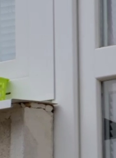 Päťročné dieťa spadlo z balkóna. Neudržali ho prehnité dosky zábradlia