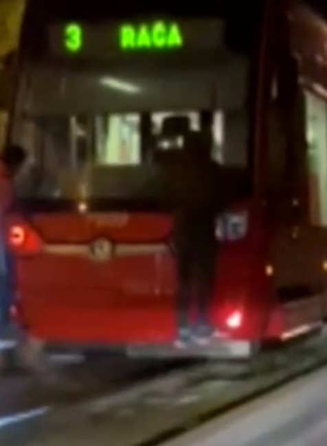 Mladíci sa vozili na plastovom zadnom nárazníku