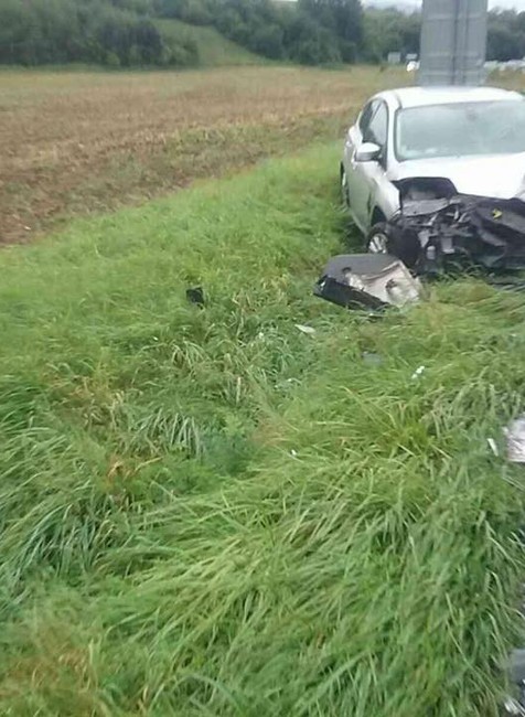 Vážna nehoda v obci pri Terchovej. Po čelnej zrážke sa zranili piati pasažieri