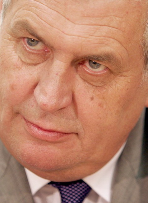 Miloš Zeman odrezané z hlavy hore
