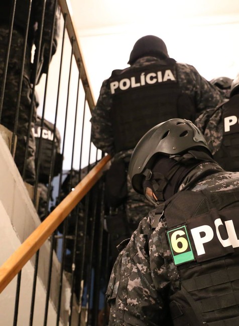 Vyšetrovateľ NAKA obvinil 15 osôb z extrémizmu. Vychvaľovali aj Adolfa Hitlera