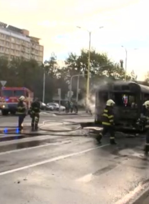 V Košiciach zhorel linkový autobus. Cestu museli uzavrieť
