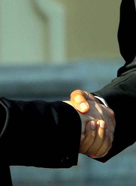 detail ruky Putin Obama