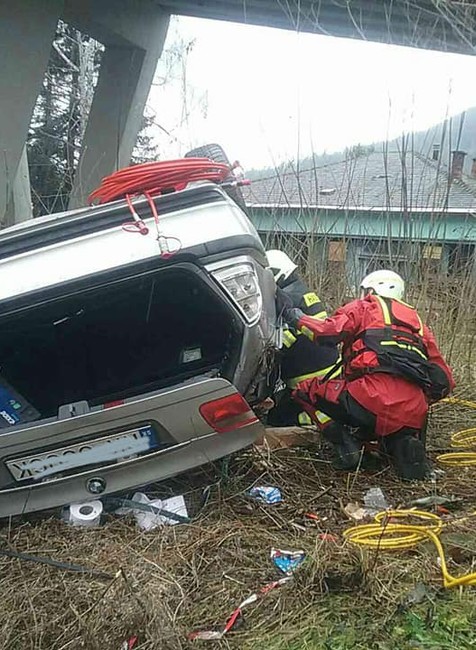 V Likavke spadlo auto z mosta, sedeli v ňom traja ľudia