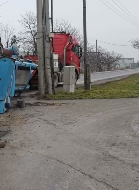 Cestu zablokoval zošmyknutý náves kamióna