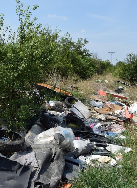 Pri Nových Zámkoch vznikla nelegálna skládka, odpad siaha do výšky dvoch metrov