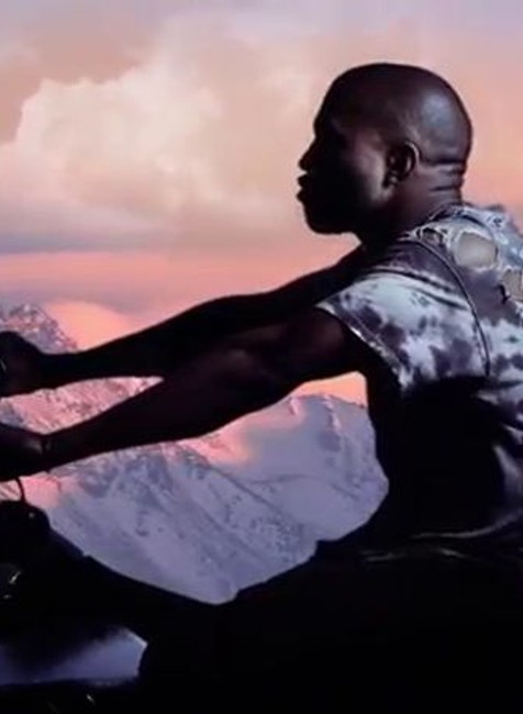 Kardashianky a ich rodina - Kim nahá v klipe Kanye Westa 1