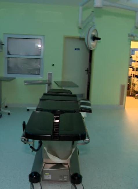 Situácia na neurochirurgii sa upokojila. Operačné stoly majú už tri