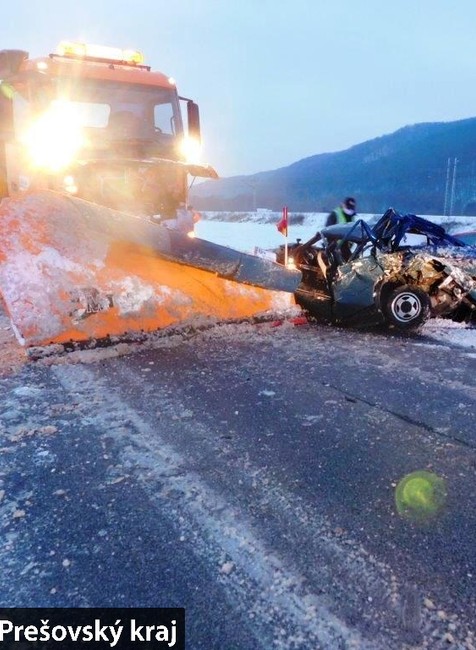 Cestárske vozidlo sa zrazilo s dvoma autami