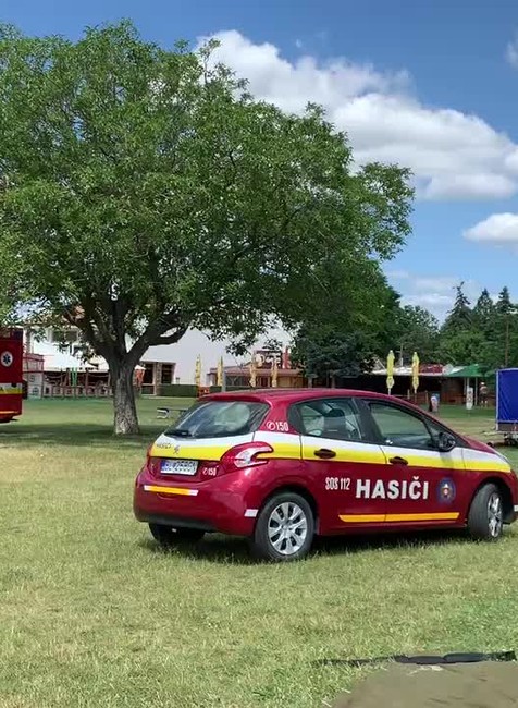 Pátracia akcia v Senci. Na brehu jazera našli oblečenie a doklady muža